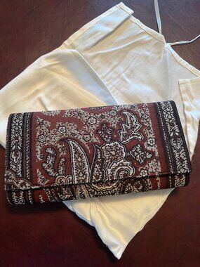 Clutch purse with removable shoulder chain